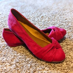 Report women's flats